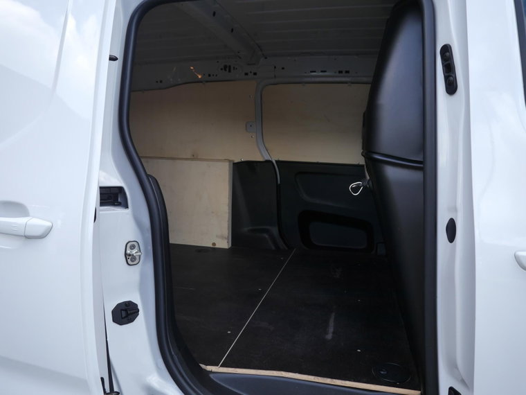 Vehicle Image 32