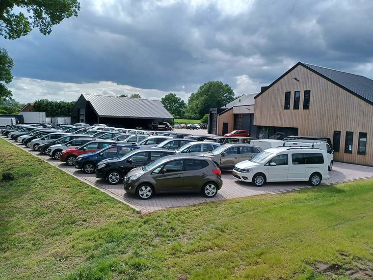 Vehicle Image 12