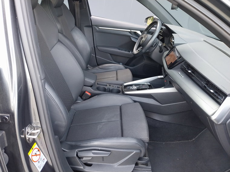 Vehicle Image 32