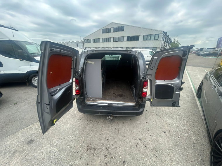 Vehicle Image 9