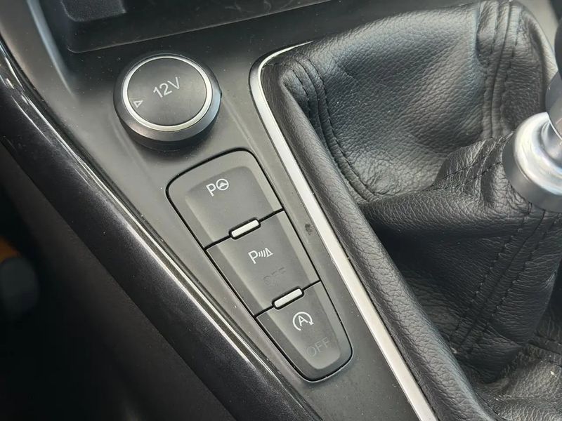 Vehicle Image 25