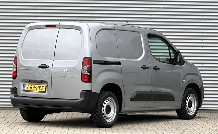 Vehicle Image 8
