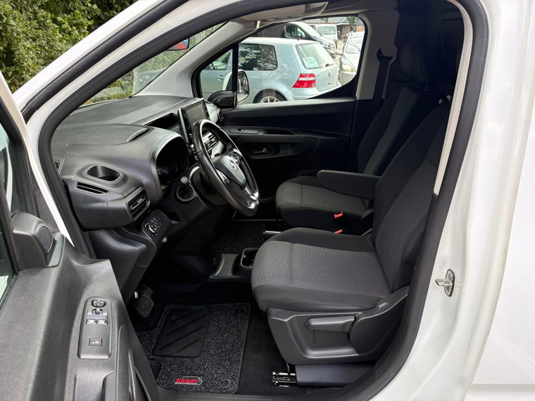 Vehicle Image 25