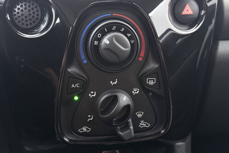 Vehicle Image 25
