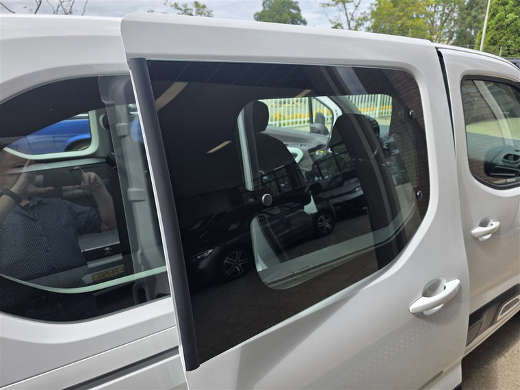 Vehicle Image 25
