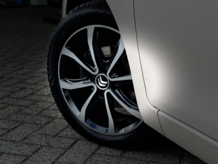 Vehicle Image 12