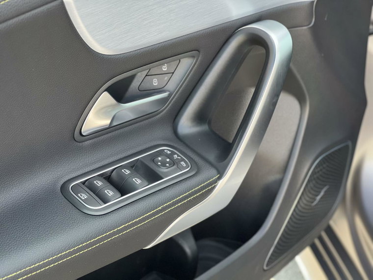 Vehicle Image 32