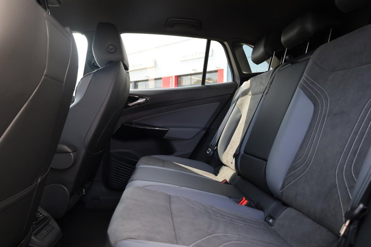Vehicle Image 16
