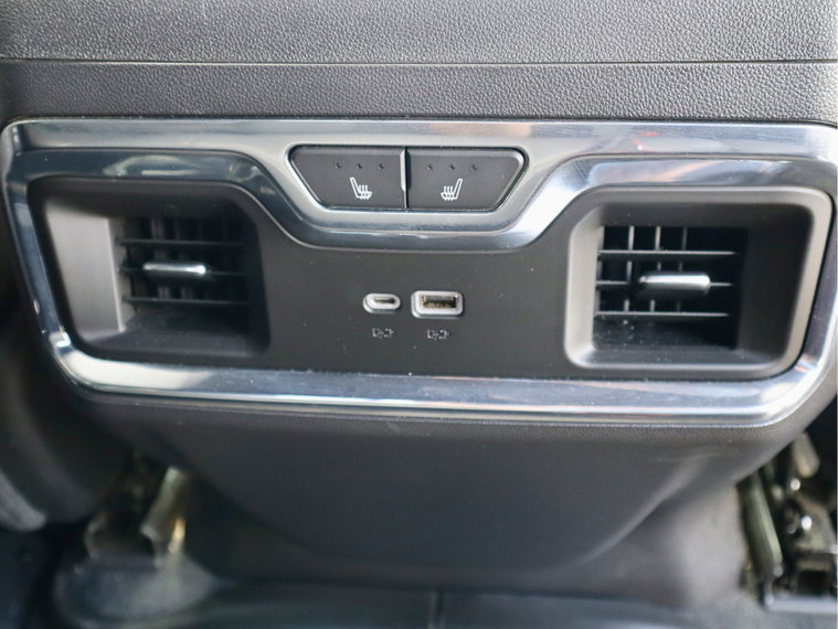 Vehicle Image 25