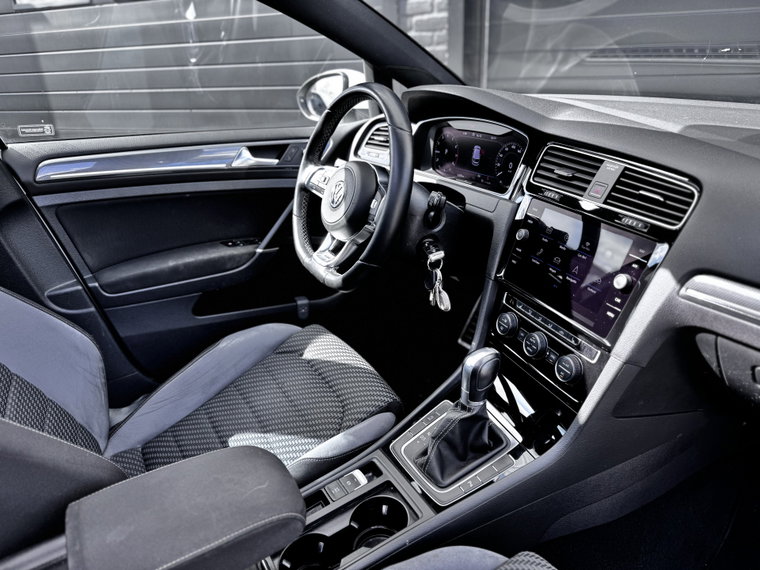 Vehicle Image 12