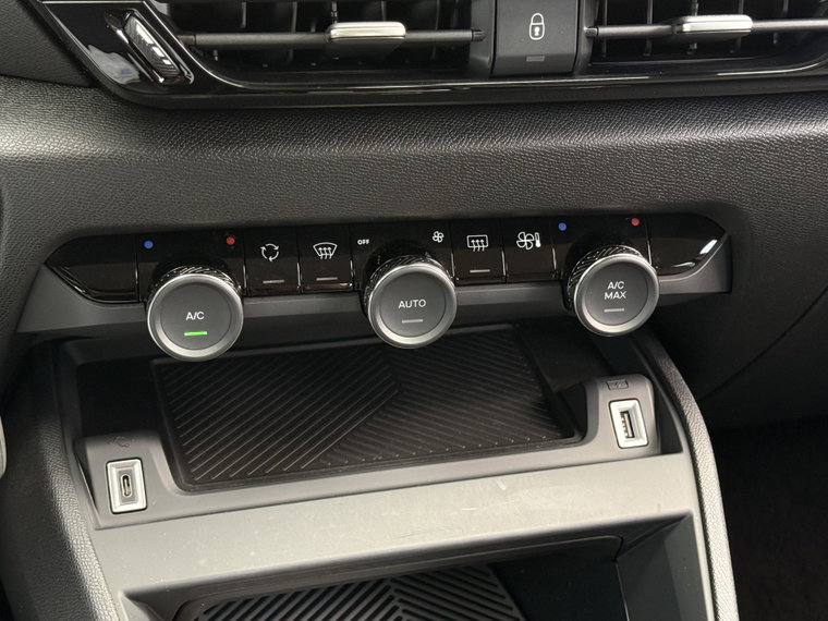 Vehicle Image 32