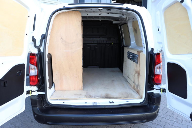Vehicle Image 16