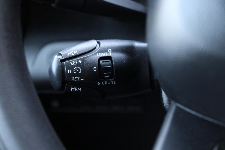 Vehicle Image 32