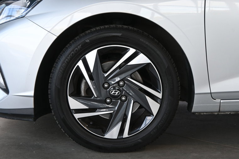 Vehicle Image 16