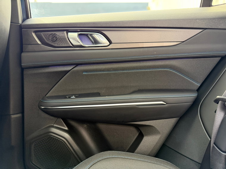 Vehicle Image 25