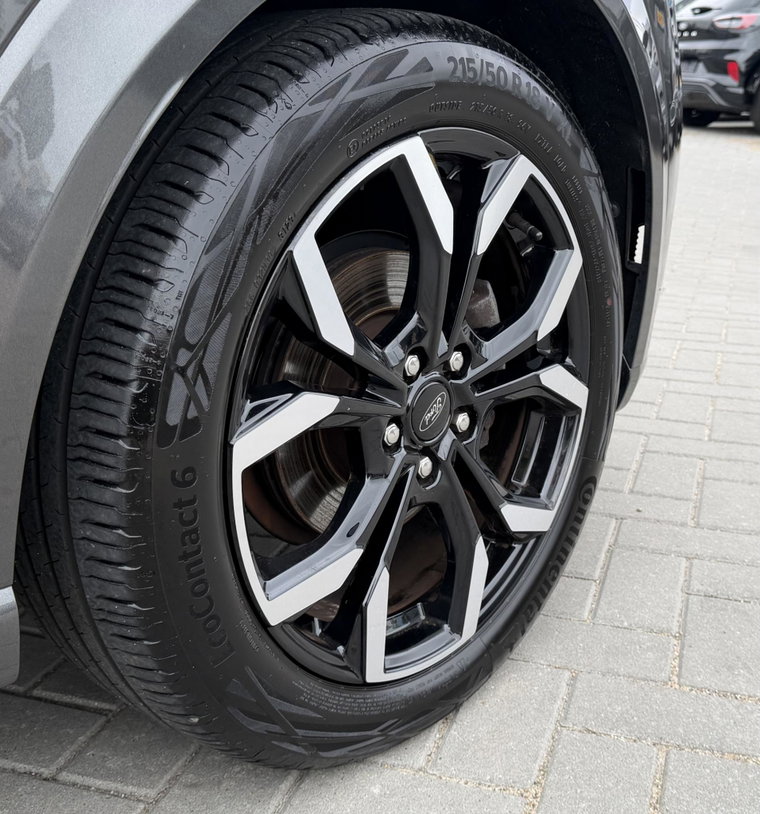 Vehicle Image 9
