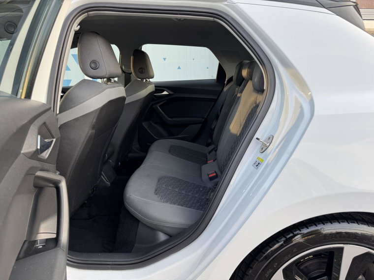 Vehicle Image 25