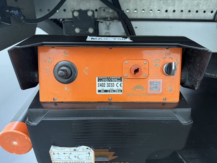 Vehicle Image 25