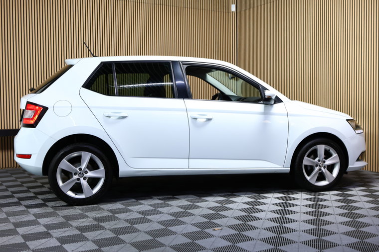 Vehicle Image 9