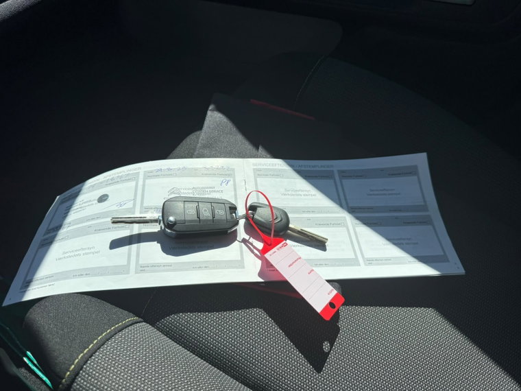 Vehicle Image 25
