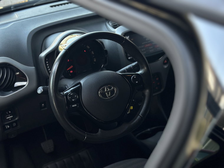 Vehicle Image 16