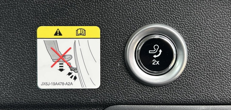 Vehicle Image 25