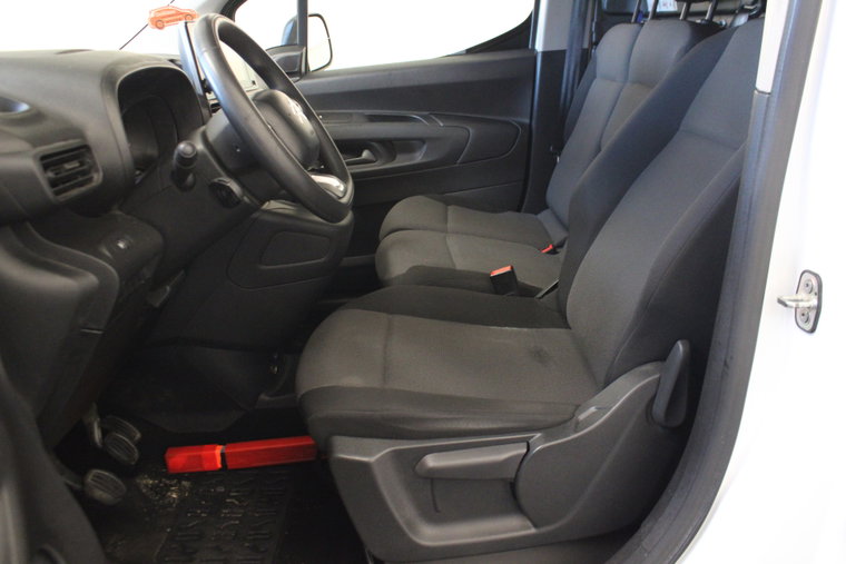 Vehicle Image 12