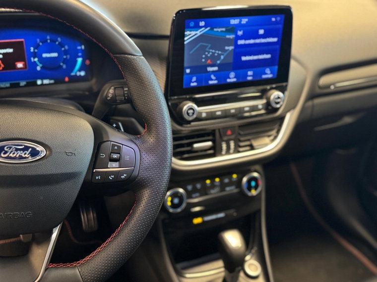Vehicle Image 25