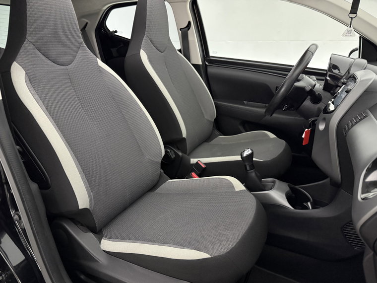 Vehicle Image 16