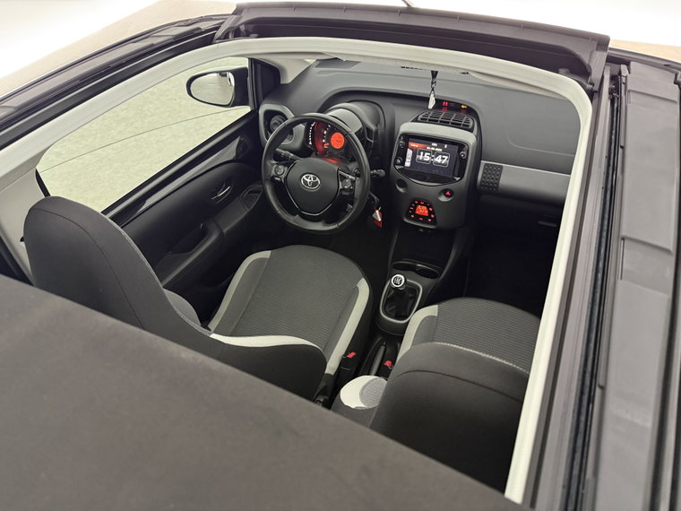 Vehicle Image 25