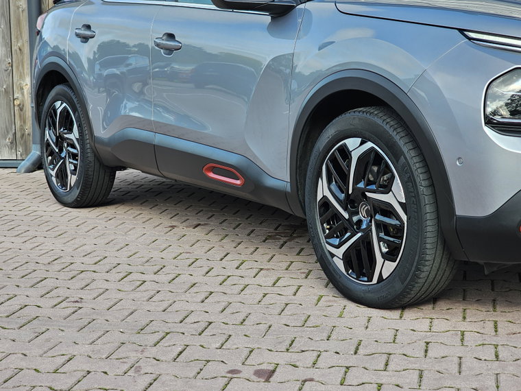 Vehicle Image 15