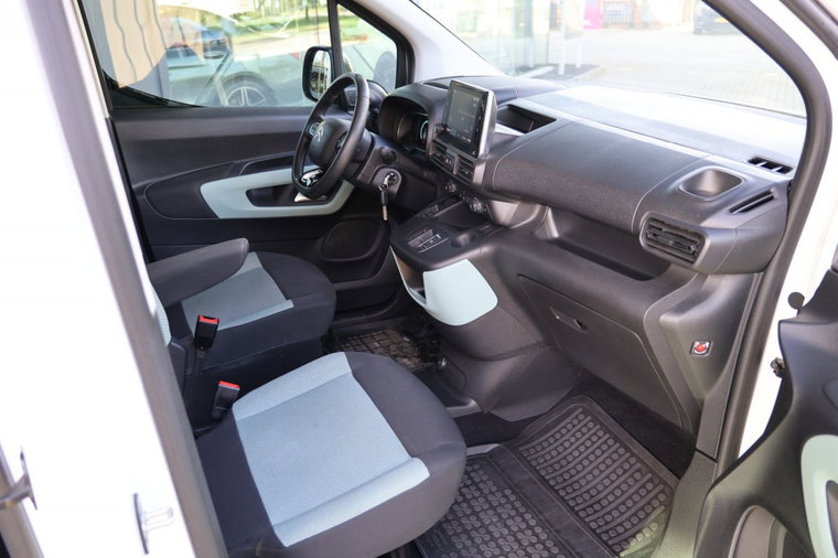 Vehicle Image 8