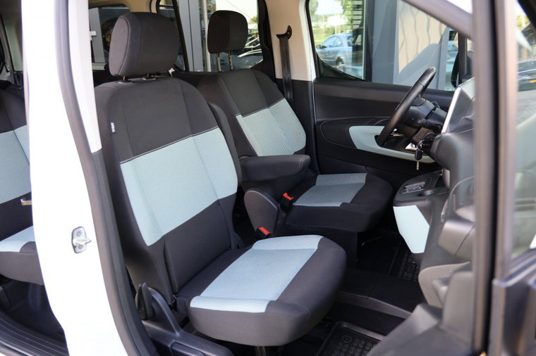 Vehicle Image 9