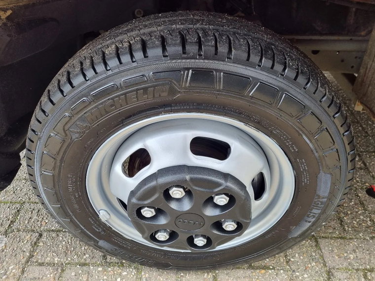 Vehicle Image 32