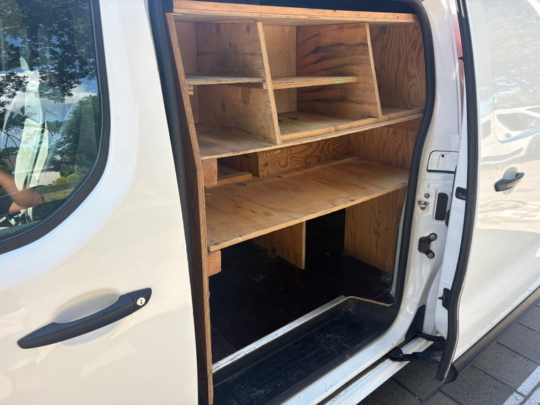 Vehicle Image 25