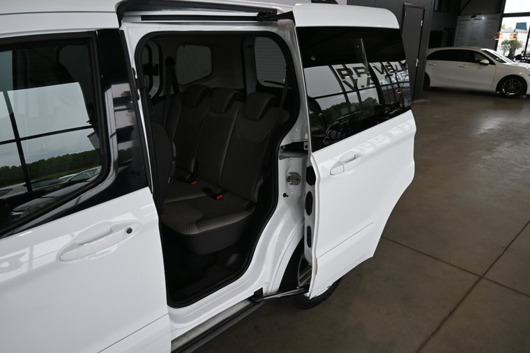 Vehicle Image 13