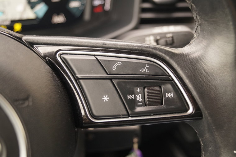 Vehicle Image 25
