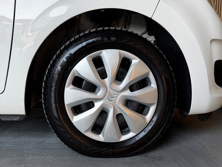 Vehicle Image 9