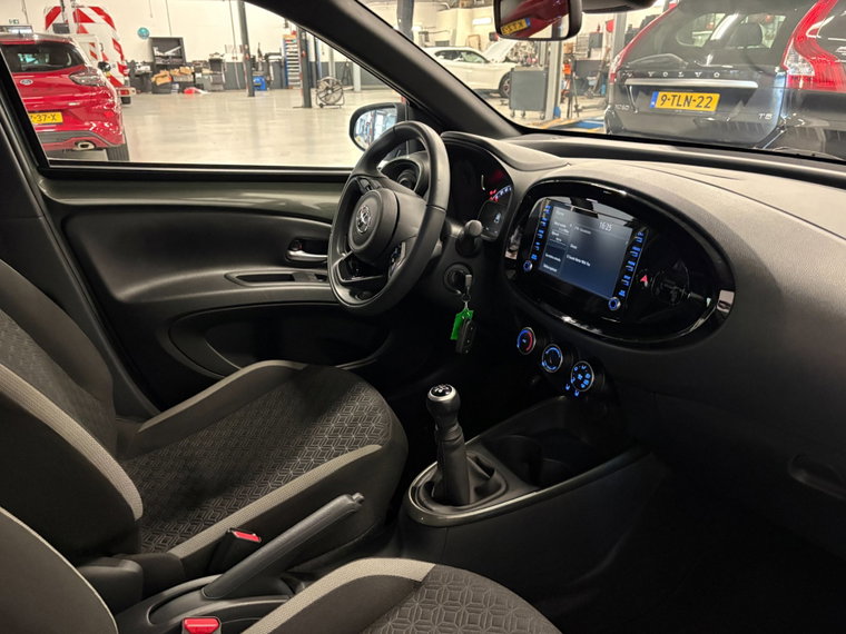 Vehicle Image 9