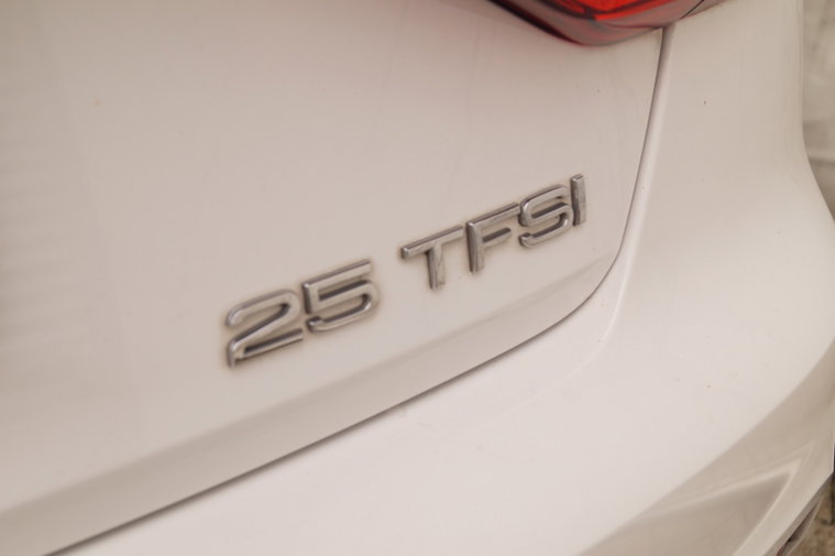 Vehicle Image 25