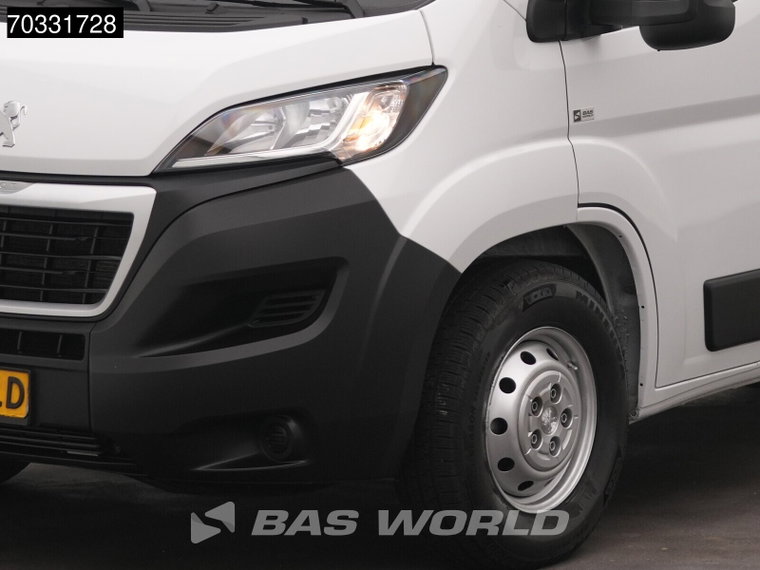 Vehicle Image 32
