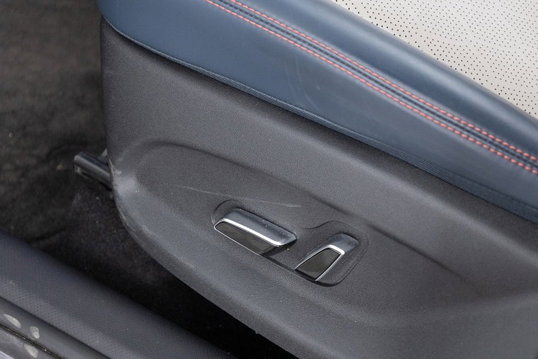 Vehicle Image 16