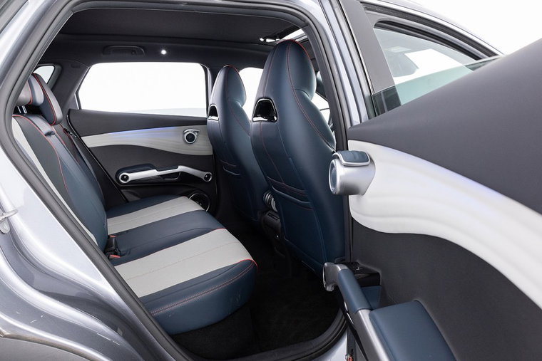 Vehicle Image 11