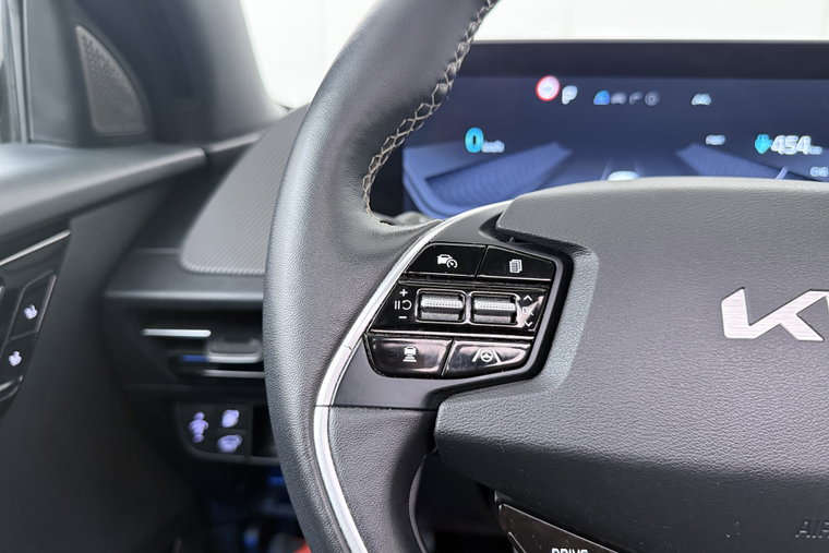 Vehicle Image 25