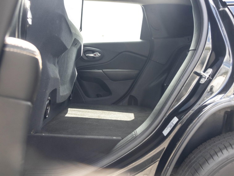 Vehicle Image 25