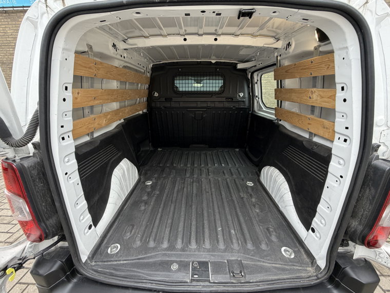 Vehicle Image 12