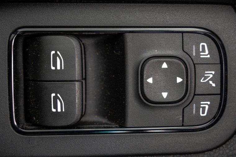 Vehicle Image 25