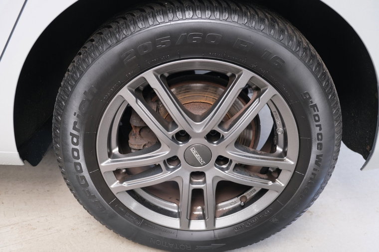 Vehicle Image 25