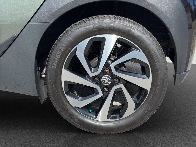 Vehicle Image 6