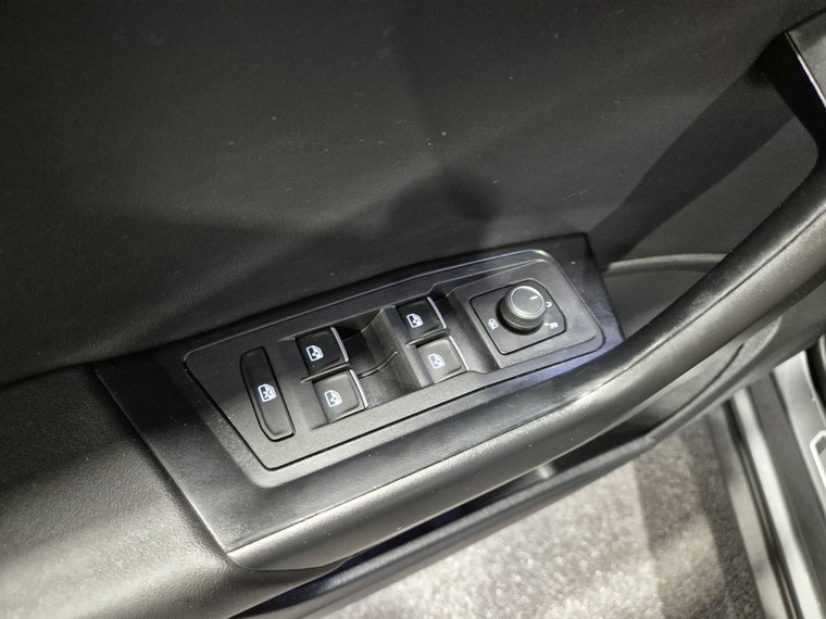 Vehicle Image 28